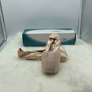 Split sole point shoe. style: 0051